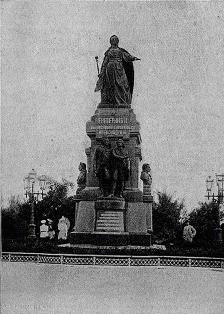 Памятник Екатерине II в Симферополе.
