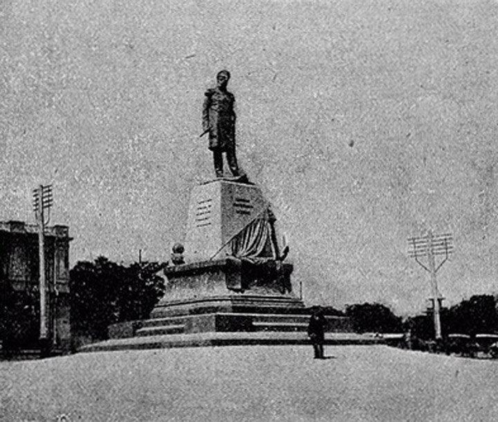 Памятник адмиралу Нахимову.