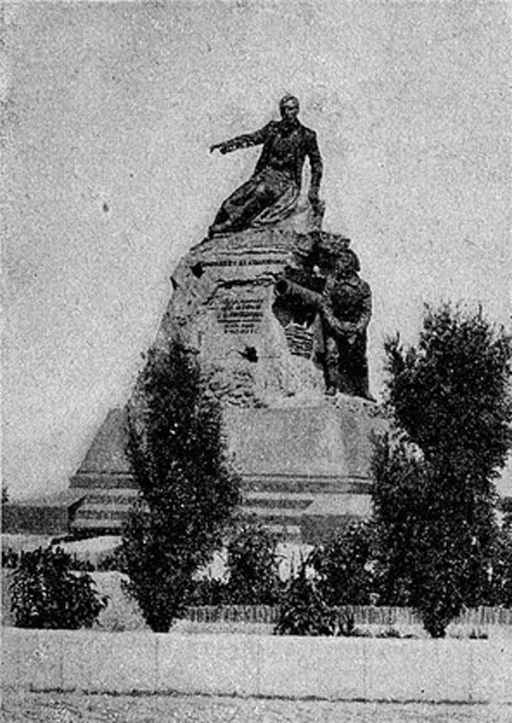 Памятник адмиралу Корнилову.