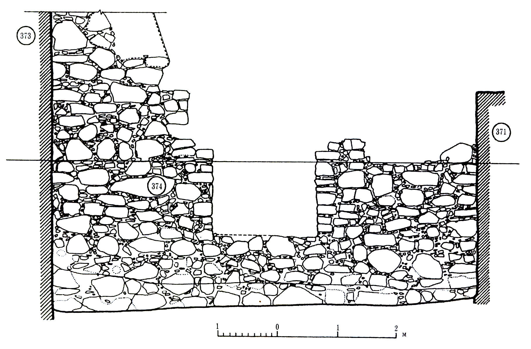 Рис. 4. Юго-восточная стена башни Орта-Куле (кл. 374) с амбразурой «подножного» боя. Вид с северо-запада.