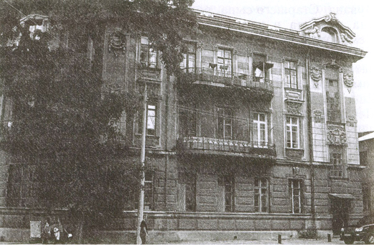 Восточный фасад дома С. Дувана выходит на улицу Тучина ранее называвшуюся Соборной