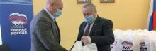 Депутаты крымского парламента передали волонтёрскому центру продуктовые наборы